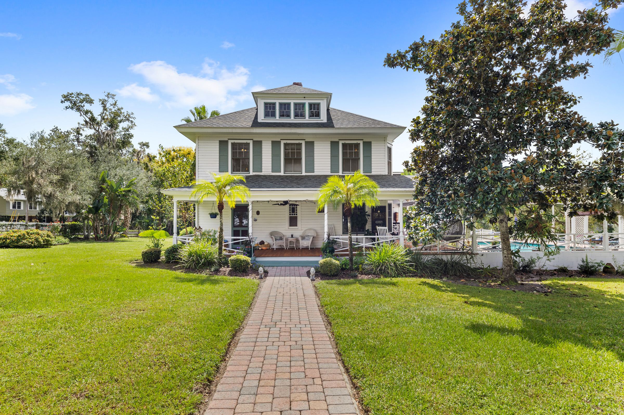 Exterior of Mount Dora's Grandview Bed and Breakfast.